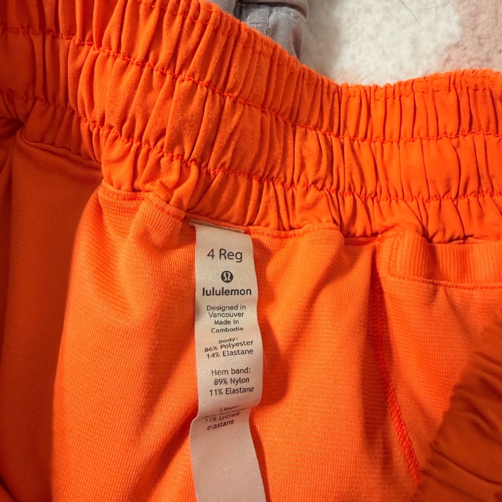 Lululemon hotty shorts size 4 - Picture 5 of 5